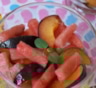 Этот внезапный дуэт поразит вас в самое сердце — с таким салатом привычные фрукты зазвучат по-новому
