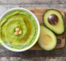 Яркий перекус на тарелке: хумус из авокадо для бодрости, витаминов и удовольствия