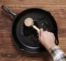 Сбегали в ванную — и сковорода снова блестит: простое средство справляется лучше любой бытовой химии