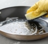 Сковорода выглядела безнадежной годами: простой народный прием растворяет жир и нагар без жесткой чистки