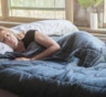 Тяжелое одеяло обещает спокойный сон — но есть нюанс: терапевт объяснила, где скрываются риски