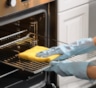 Духовка отмывается без скребков и едкого запаха: домашний способ, который работает против любого нагара