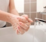 Частое мытье рук разрушает кожу: врач назвала главные ошибки гигиены