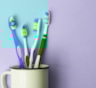 Ваша зубная щетка кишит бактериями: не спешите с заменой — поможет морозилка