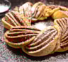 Выпечка с атмосферой Рождества: венок с корицей по домашнему рецепту