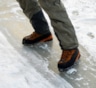 Обувь скользит зимой постоянно — но только не у вас: простые лайфхаки для сцепления на льду
