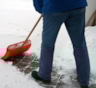 Лопата зимой опаснее, чем кажется: почему это может обернуться больничной койкой