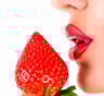 Губы выглядят объемнее без уколов: клубничный скраб с эффектом «вау»
