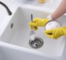 Как быстро устранить засор в раковине: сода и уксус справятся лучше сантехника