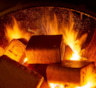 Они горят дольше и греют сильнее дров: вот почему многие переходят на топливные брикеты