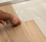 Кварцвиниловая плитка становится хитом: вот почему ее называют убийцей ламината и кафеля