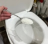 Известковый налет не оттирается месяцами: простой трюк, который отмоет даже старый унитаз