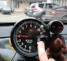Перестаньте прогревать машину по старинке: метод тахометра, который сэкономит время и топливо