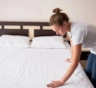 Вы меняете постельное реже чем нужно: зуд, покраснение, акне — что скрывают простыни и подушки