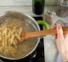 Не спешите выливать воду после варки пасты: универсальный инструмент — от соусов до ухода