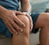 Хруст в коленях при движении: почему суставы щелкают и в каких случаях это норма, а когда пора к врачу