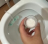 Соль в унитаз на ночь — не шутка: странный прием, который помогает справиться с рядом проблем