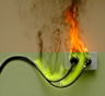 Одна ошибка — и пожар: как обычная розетка и тройник становятся причиной возгорания