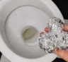 Один шарик в бачок — и унитаз очистит сам себя: как обычная фольга создает эффект чистоты