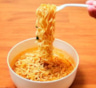 Быстро, вкусно, но так опасно: кому нельзя есть лапшу быстрого приготовления и какие риски она несет