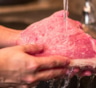 Почему мыть мясо перед готовкой бессмысленно: как вода может сыграть против вас на кухне
