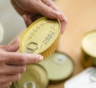 Мыть ли консервные банки из магазина: почему это бессмысленно и какие продукты действительно опасны