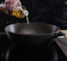 Из-за этой ошибки пригорает еда: когда лить масло, чтобы сохранить вкус, текстуру и срок службы посуды