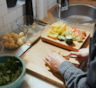 Нарезка меняет вкус блюда: как форма кусочка влияет на хруст, сочность и аромат овощей