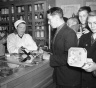 В СССР это покупали с позором: что советские люди боялись открыто брать с прилавков и почему