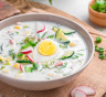 Почему окрошку стоит есть с осторожностью: эти продукты превращают летний суп в проблему для желудка