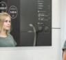 Умное зеркало не просто отражает лицо: что оно способно показать, пока человек умывается или собирается