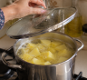 Кастрюлю с картошкой закрываю не до конца: как сохранить клубни целыми и не получить водянистую кашу