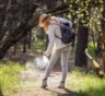 Комары летят на дыхание, клещи ждут в траве: как одеться в лес, чтобы прогулка не закончилась укусами