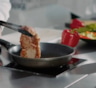 Мясо оказалось жестким, а времени мало: эти продукты на кухне выручат и без долгого тушения