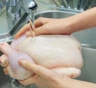 Никогда не мойте эти продукты перед готовкой: как вода снимает защиту, портит текстуру и разносит бактерии