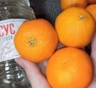 Корки от мандаринов заливаю уксусом и прячу в шкаф: этот состав убирает жир и налет, но есть нюансы