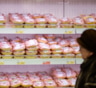 Покупаешь курицу, а платишь за воду: как еще в магазине понять, что мясо «накачали»