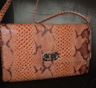 Кожаная сумка потускнела и покрылась пылью: поможет мицеллярная вода, главное — действовать грамотно
