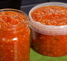 Эта густая аджика не требует варки: весь вкус держится на перце, зелени и горсти орехов