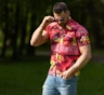 Элвис сделал из нее культовую вещь: как гавайская рубашка вышла за пределы пляжей