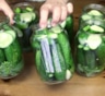 Огурцы солю только с крапивой: что жгучая трава меняет во вкусе, цвете и плотности закрутки