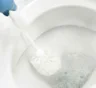 Унитаз покрылся желтой коркой от жесткой воды: оставляю это средство на ночь — утром налет размягчится
