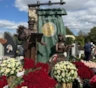 Филипп Киркоров открыл памятник родителям на Троекуровском кладбище: артист объединил прах матери и отца