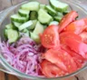 Помидоры и огурцы те же, а вкус другой: эти 3 заправки делают привычный салат заметно интереснее