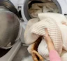 Даже бережная стирка все испортит безвозвратно: 7 типов вещей, которые лучше стирать вручную