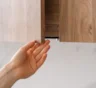 Если не готовы менять кухню через 3 года: какие фасады лучше переносят влагу, жар и уборку