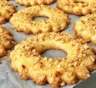 Если скучаете по выпечке из школьной столовой: эти песочные кольца с арахисом возвращают в детство