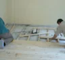 Сосновый пол хорош везде, кроме двух мест: где дерево быстро начинает разбухать, темнеть и выделять смолу