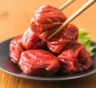 Засолила сливы и обалдела от вкуса: как японцы превратили сладкий фрукт в яркую закуску