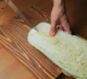 Кочерыжку от капусты прокручиваю вместе с мясом: с ней фарш ведет себя совсем по-другому